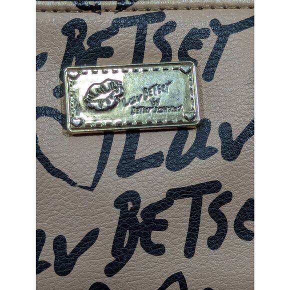 BETSEY JOHNSON! BLACK & TAN LOGO FABRIC CROSSBODY PURSE, BAG, HANDBAG! SWEET! - Picture 4 of 12